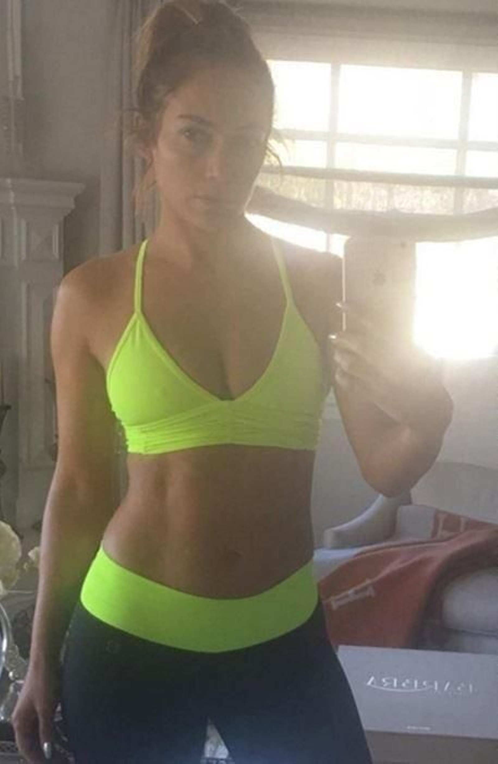Jennifer Lopez presume de abdominales.