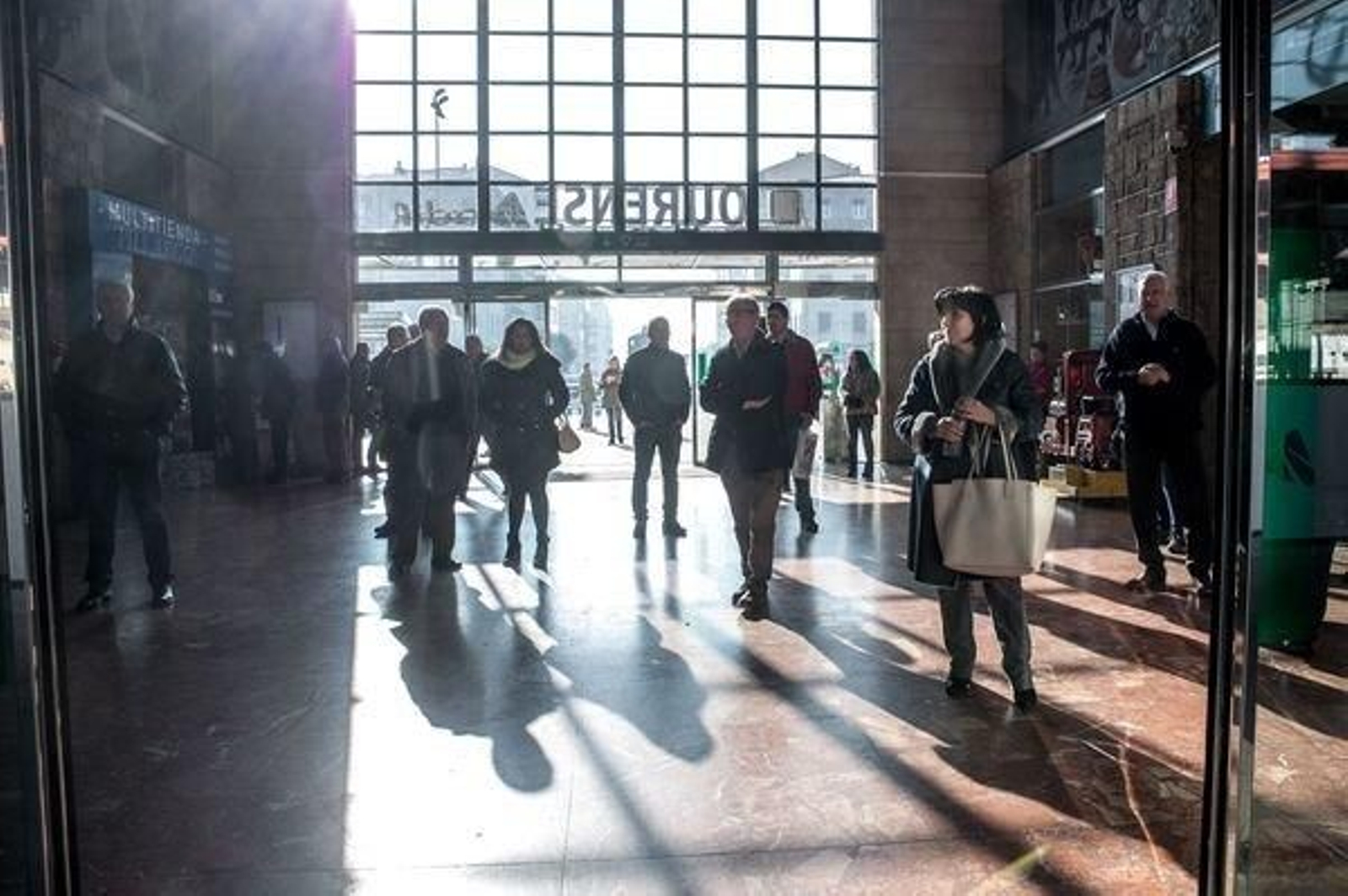 Ourensanos esperan la llegada de un tren en la estación de la ciudad.
