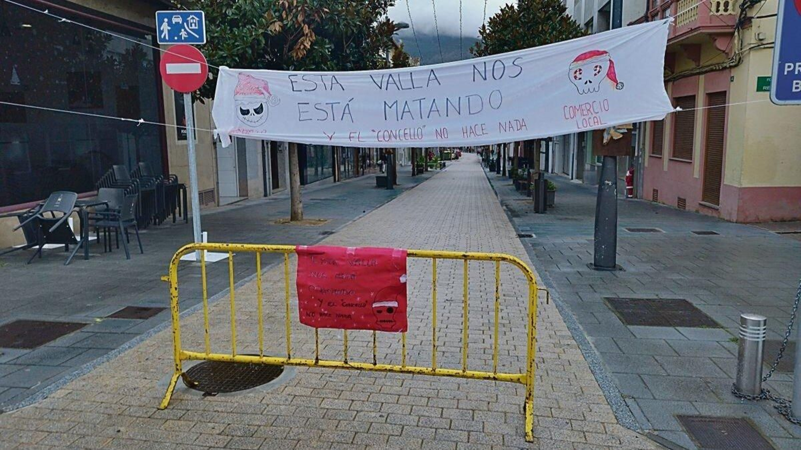 Pancarta de protesta colocada en un extremo de Doctor Vila.