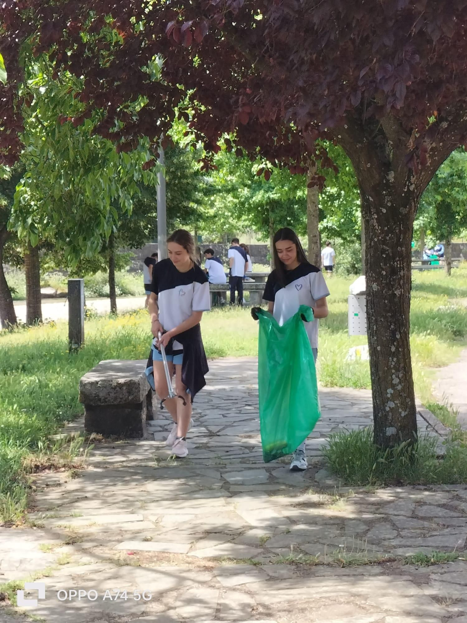 Limpieza ambiental del colegio María Inmaculada de Verín