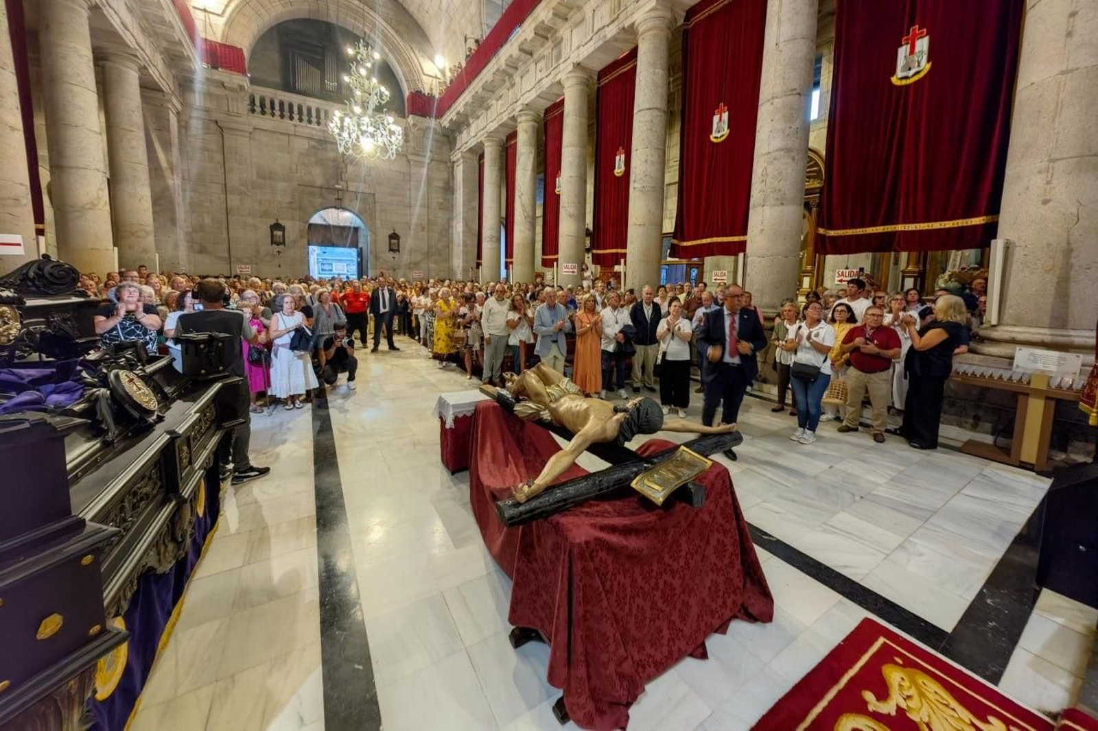 Galería | Vigo vive el pregón y el descendimiento del Cristo da Victoria
