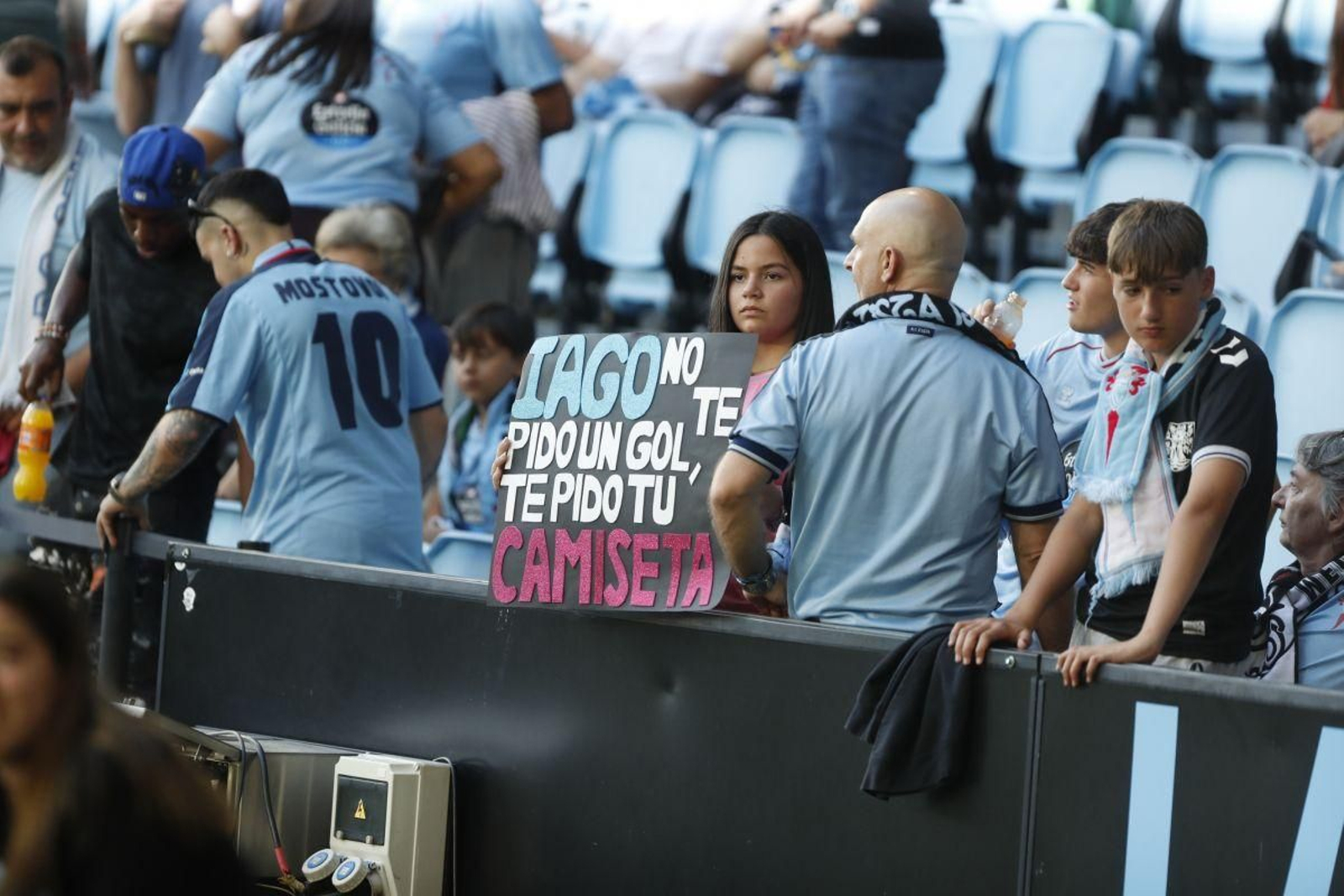 Una joven fan de Aspas.