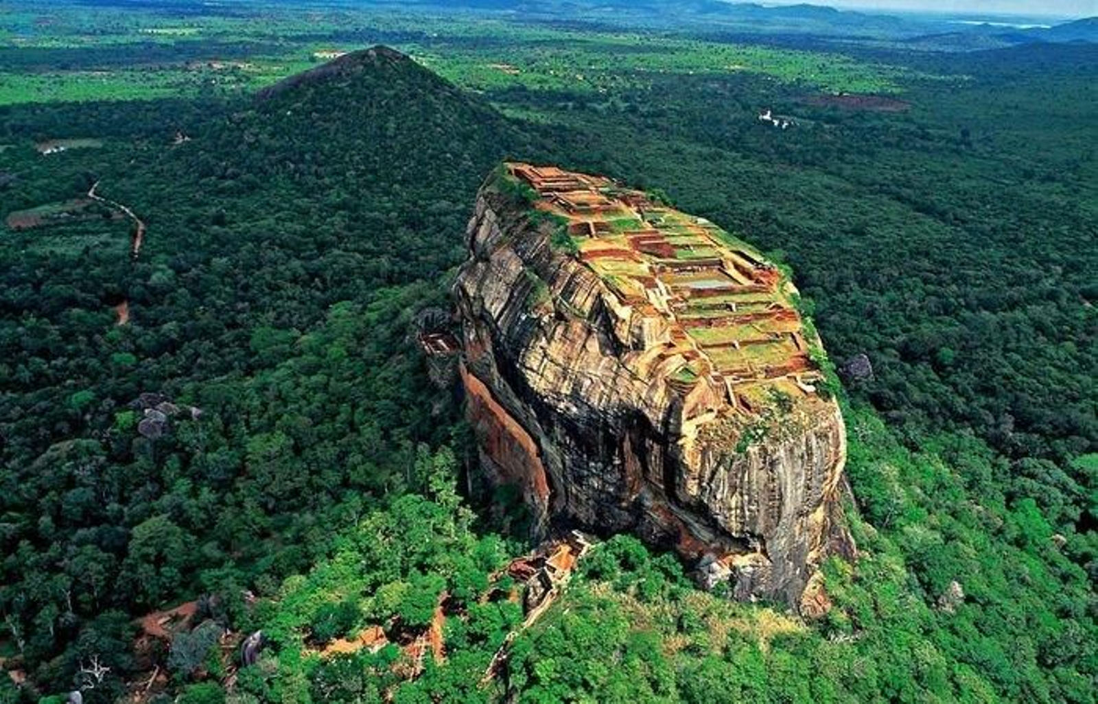 La roca del León con las ruinas de un palacio.