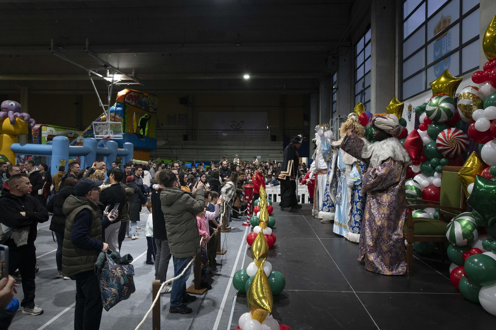 La lluvia no impidió que numerosos vecinos acudieran a la visita de los Reyes Magos a Barbadás.