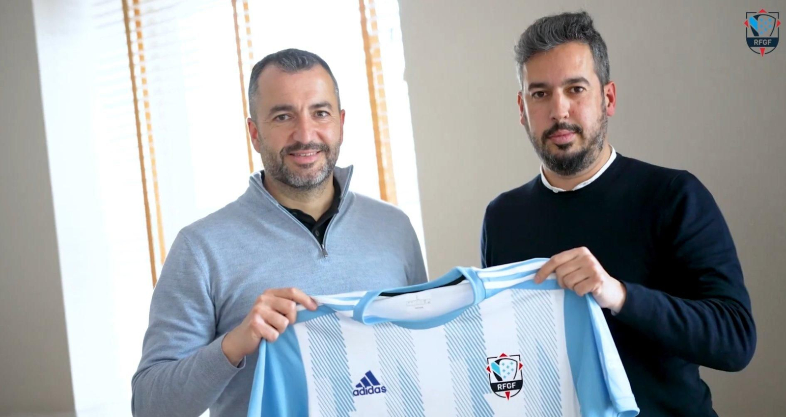 Diego Martínez posa con la camiseta de la selección gallega.  // X (@Futgal)