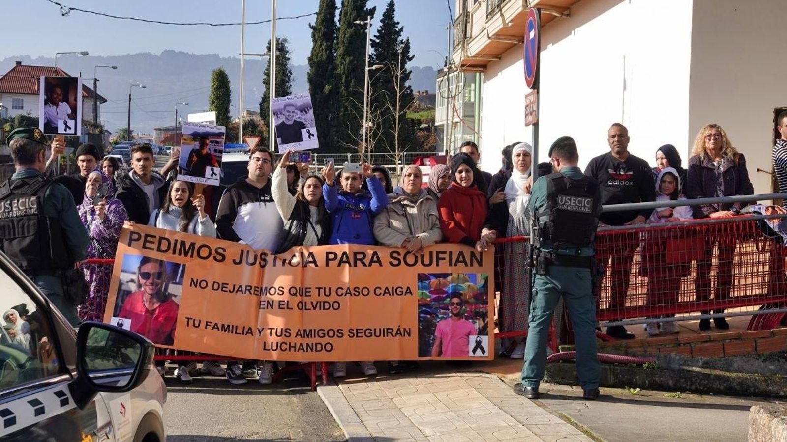 Amigos de Soufian y familiares acompañaron a los padres y hermanos en una concentración a las puertas del juzgado de Porriño.