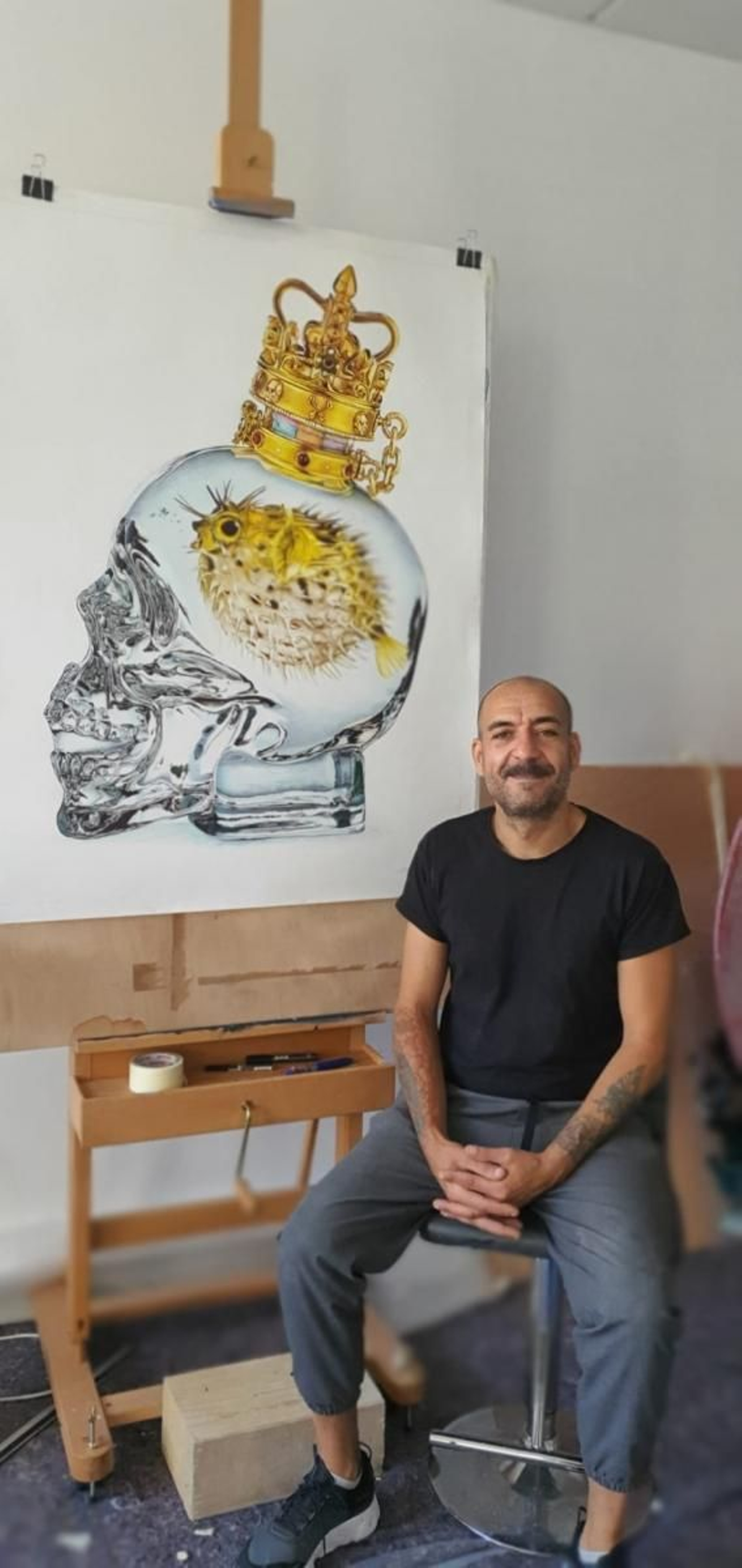 Marcos Puhinger, con su calavera realizada a bolígrafo.