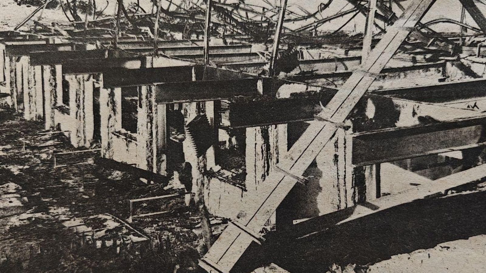 Restos del hotel Queixa destruido por un incendio.