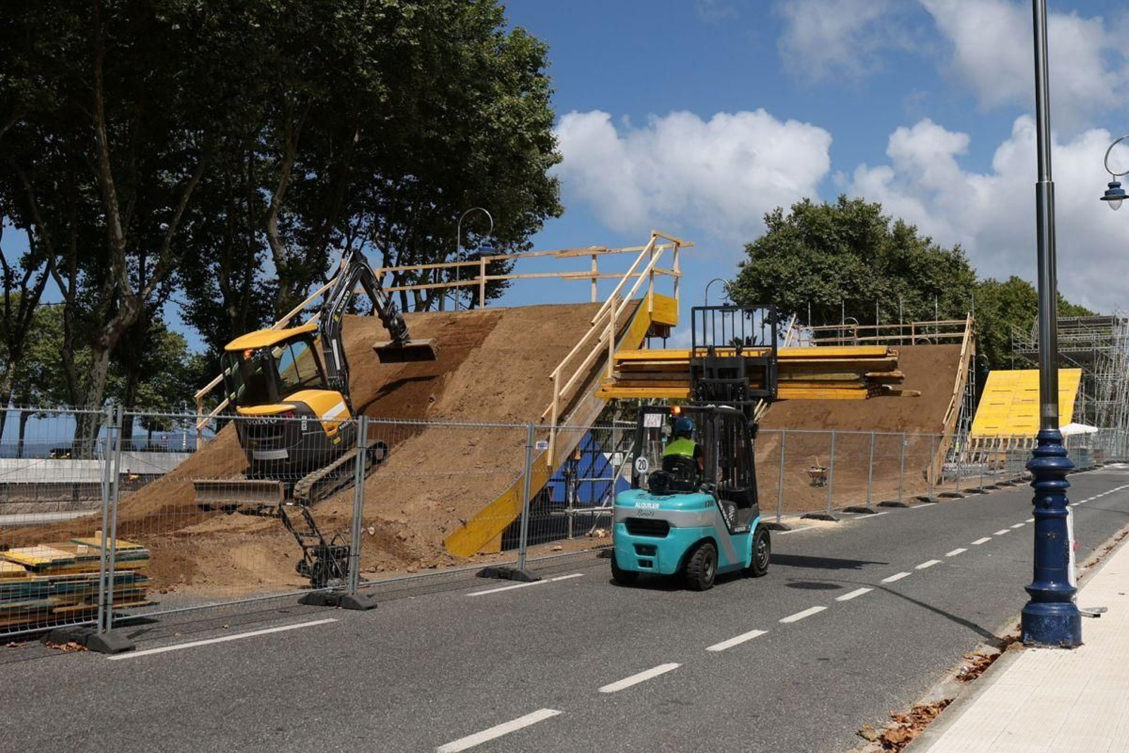 Los trabajos de montaje para O Marisquiño, ayer en Samil.