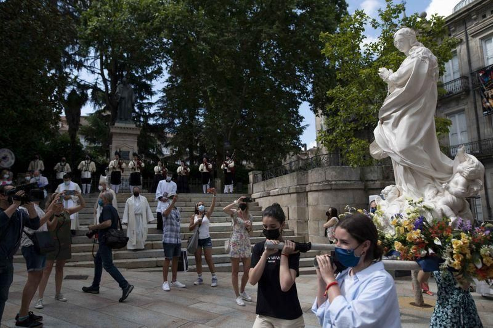 Ourense 27/7/21
Recibimiento a la virgen de la Inmaculada en las jardinillos del Padre Feijóo y traslado hasta la iglesia de Santa Eufemia

Fotos Martiño Pinal