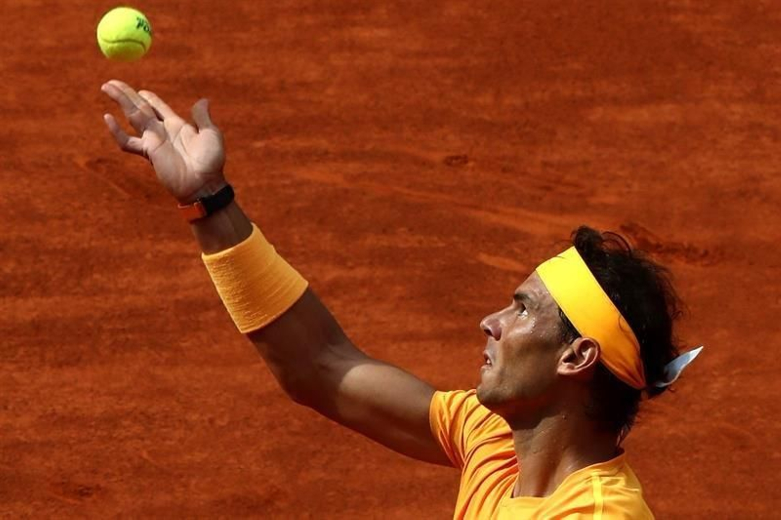 Rafa Nadal sacando en un punto.