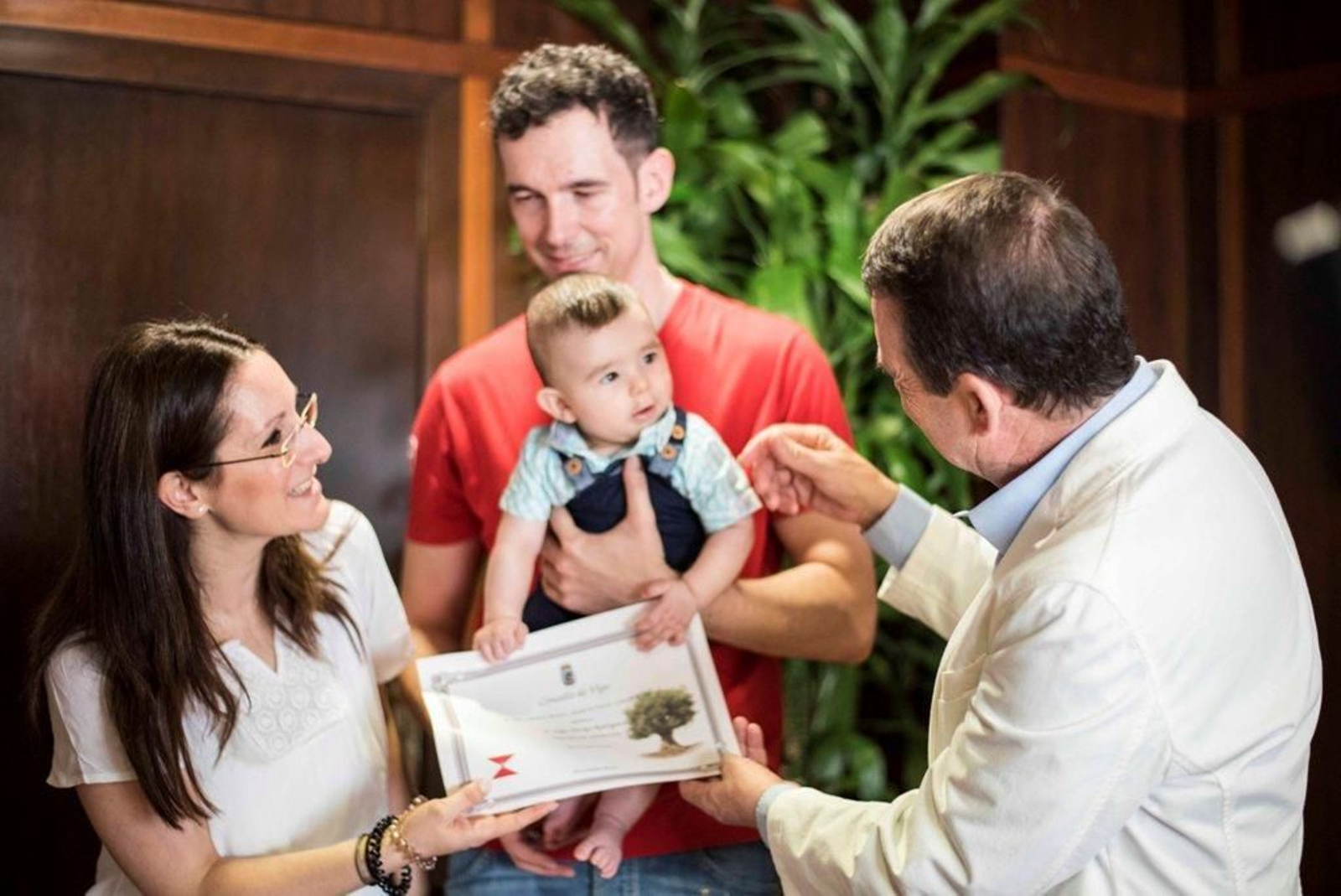 Vigo Decker Rodríguez con sus padres, la viguesa Susana Rodríguez y el alemán Sören Decker, y con el alcalde Abel Caballero.