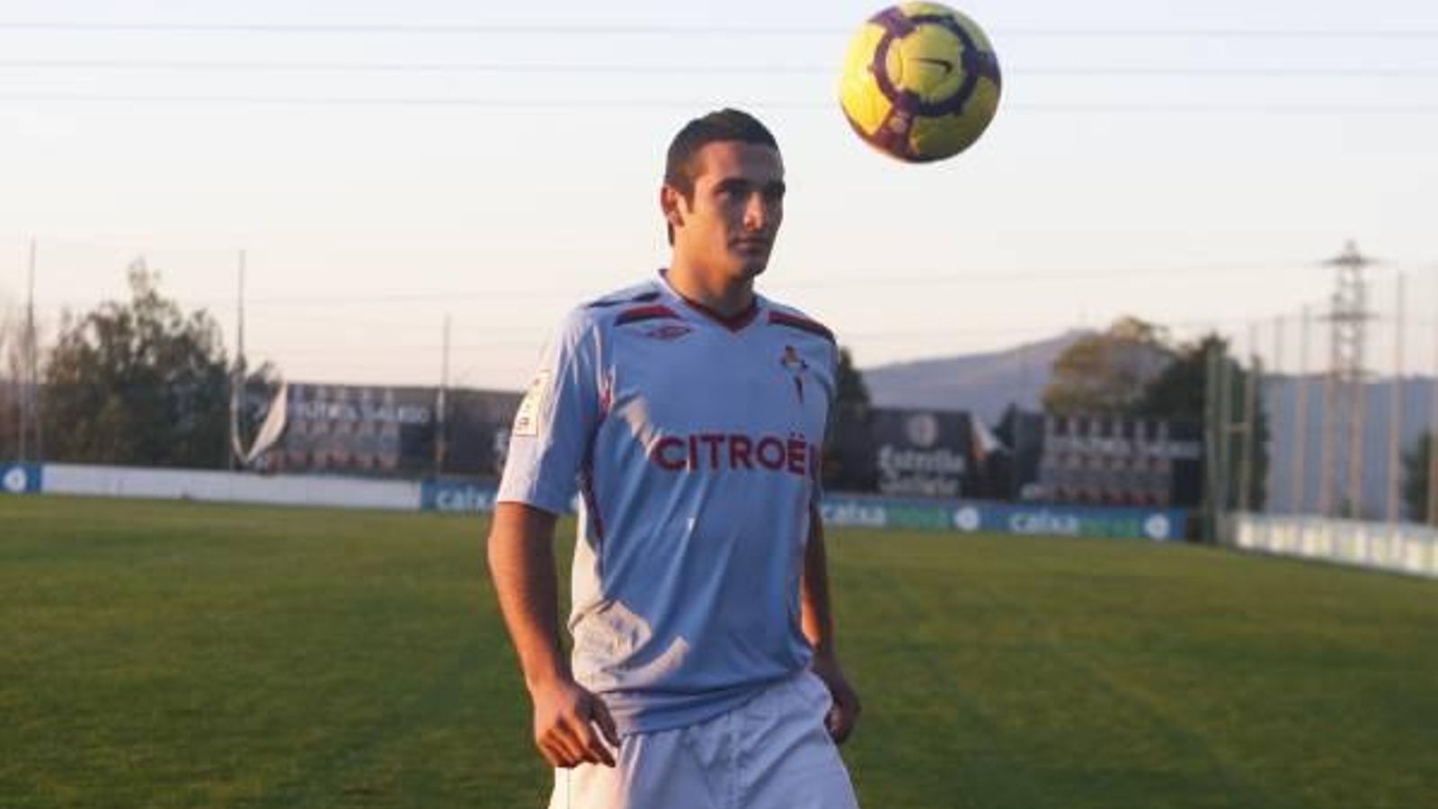El argentino Gastón Cellerino con la camiseta del Celta, ayer, en las instalaciones de AMadroa. Foto: j.v. landín