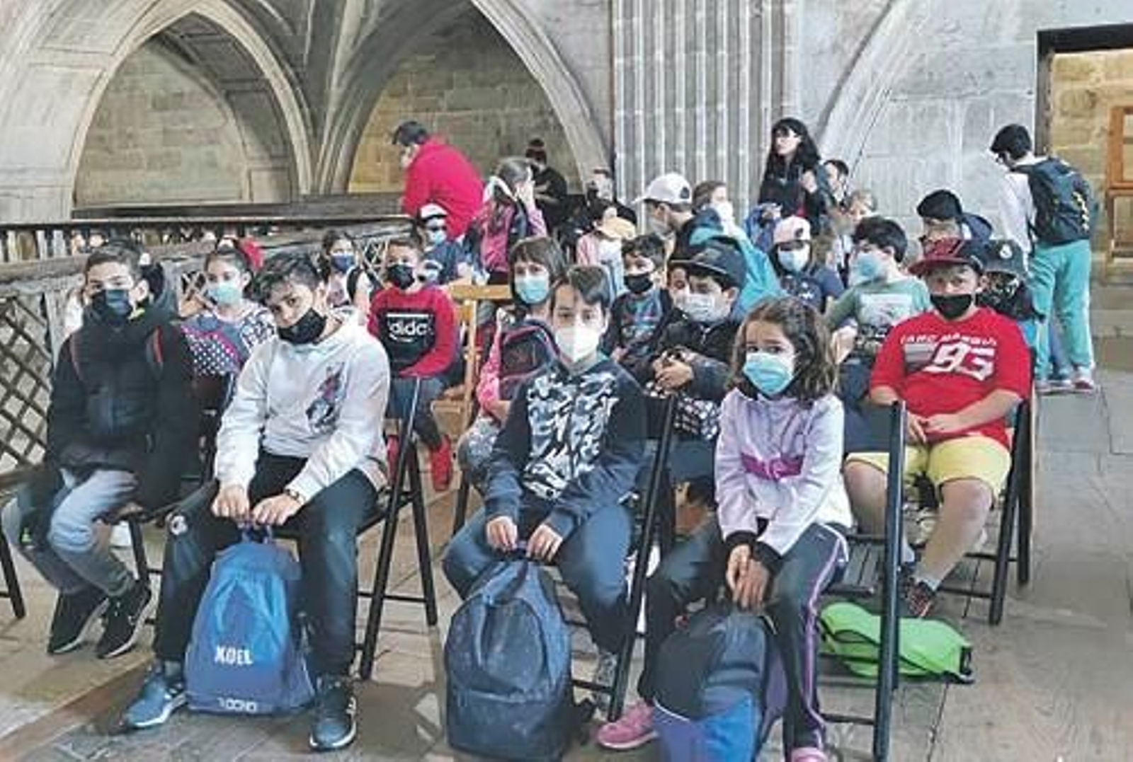 Alumnos de O Carballiño  descubriendo  la música de órgano en Celanova el pasado día 4.
