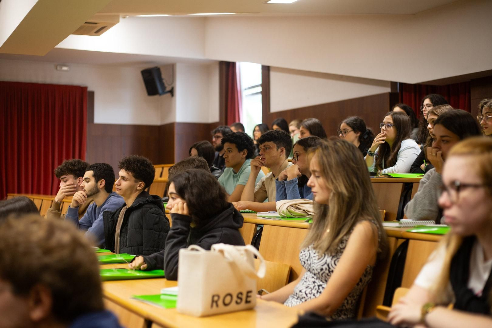 Nuevas promociones reciben las primeras indicaciones del curso.