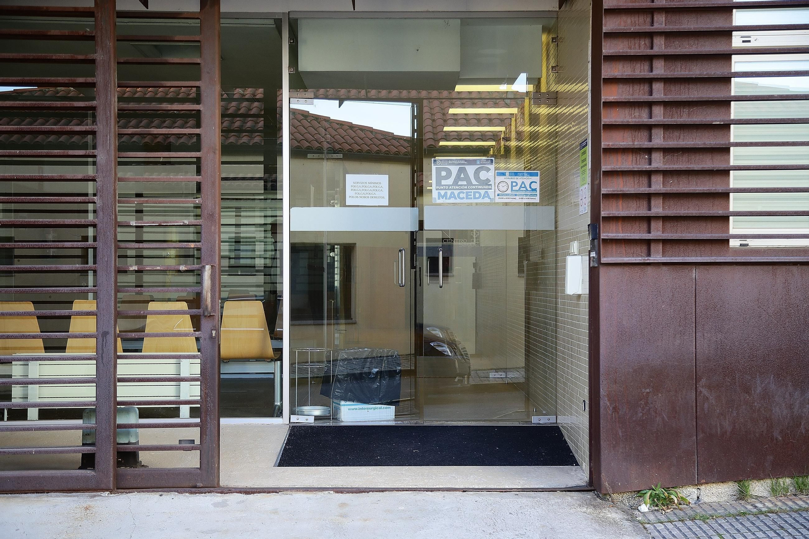 Entrada del PAC de Maceda, donde trabaja la médica agredida.