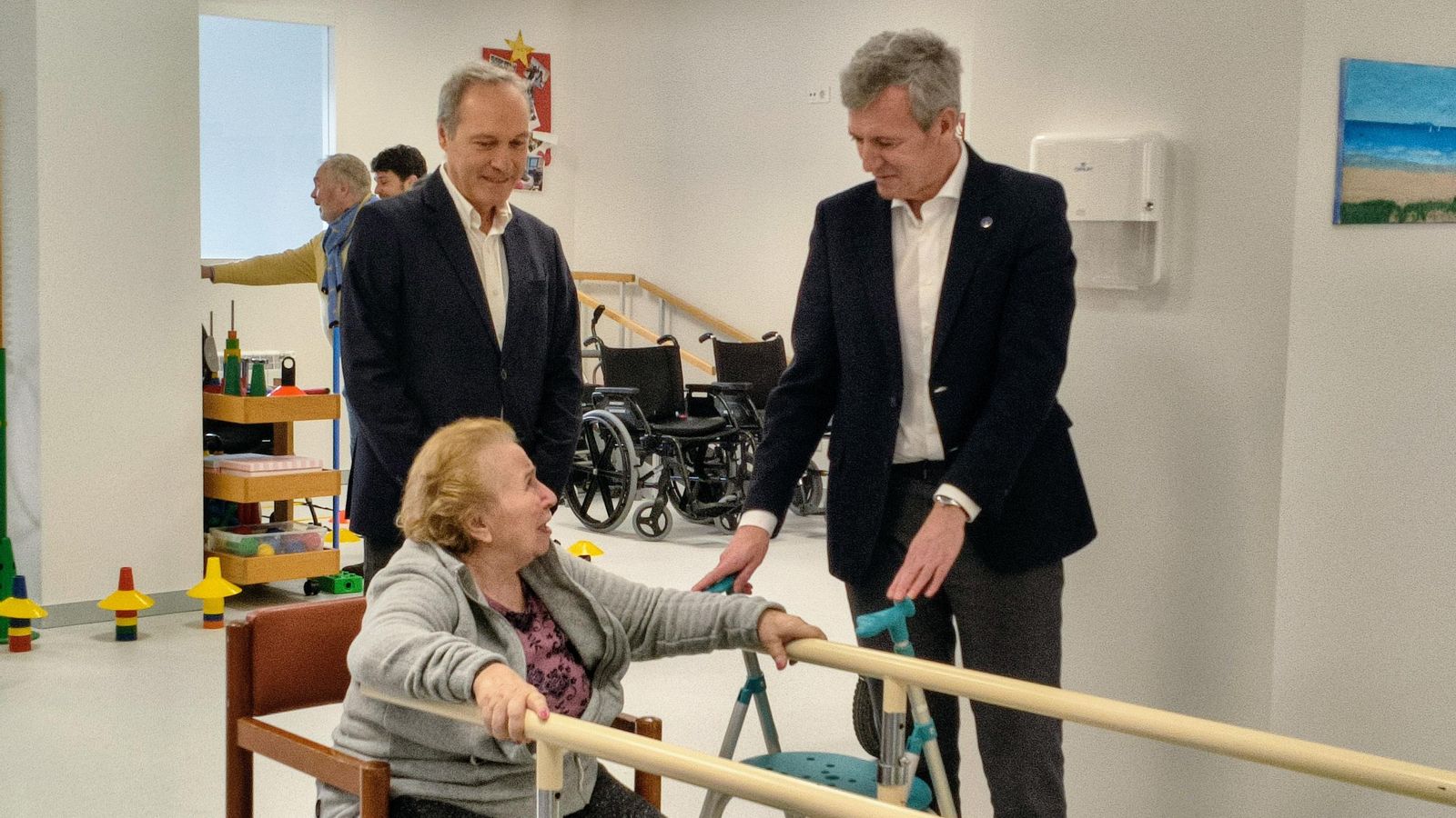 Alfonso Rueda con una residente en la reformada sala de Fisioterapia