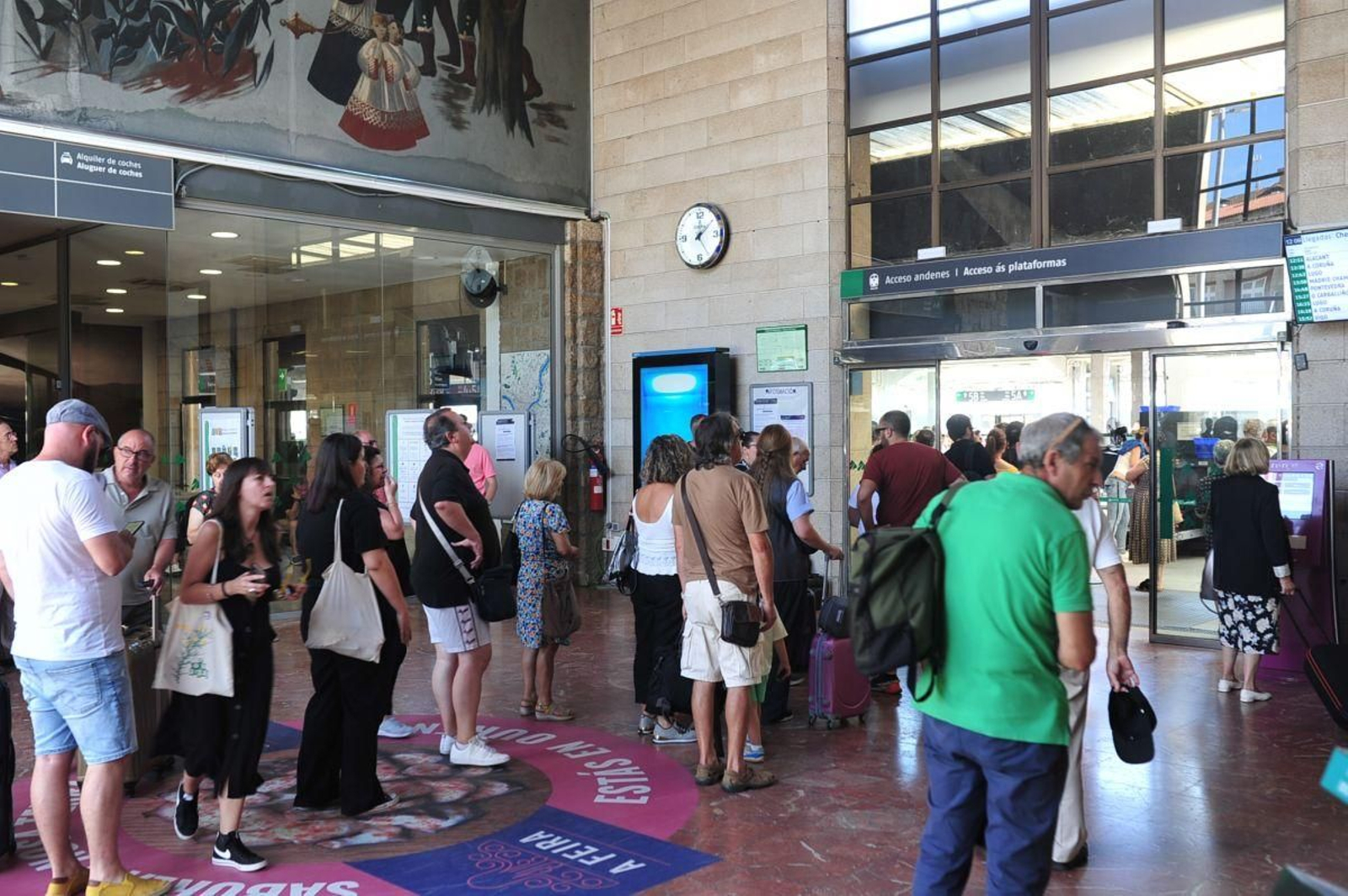Pasajeros en el interior de la estación intermodal.
