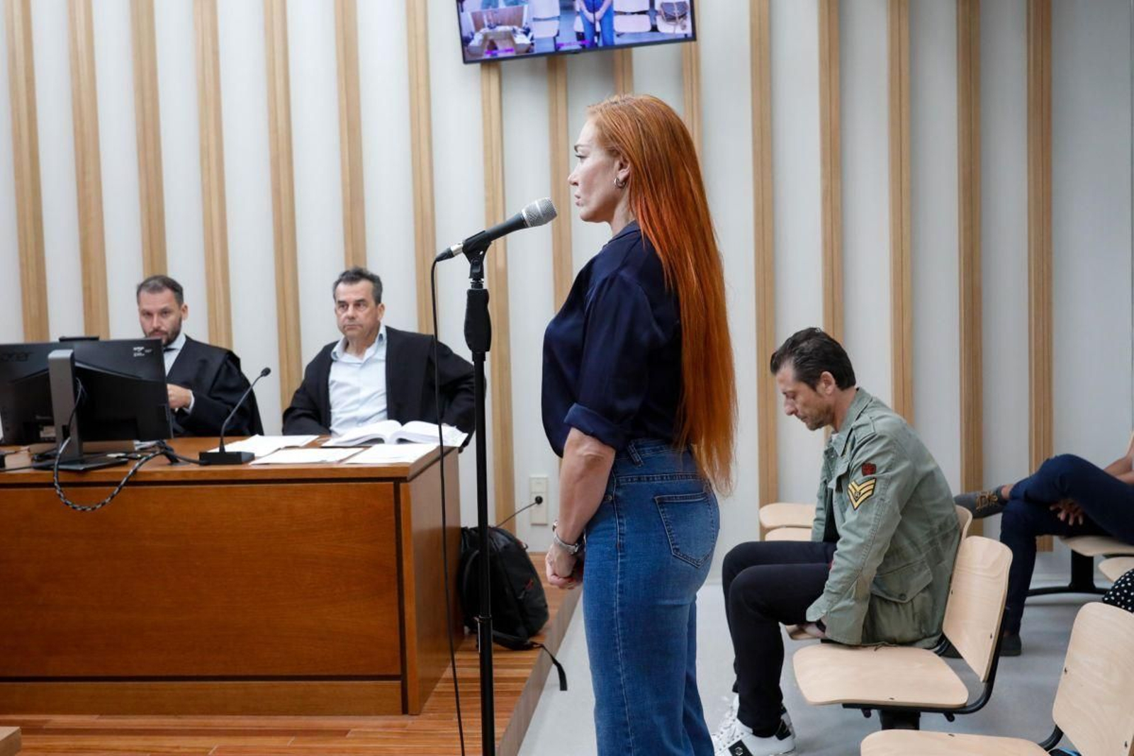 Silvia Fominaya declarando ayer en el juicio y su exmarido, sentado en el banquillo de los acusados.