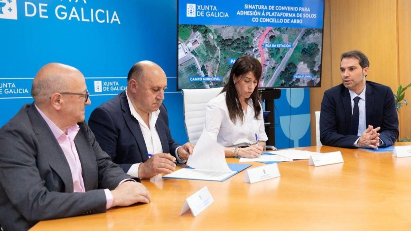 Firma del acuerdo entre el alcalde de Arbo, Horacio Gil y la Conselleira de Vivenda, María M. Allegue.