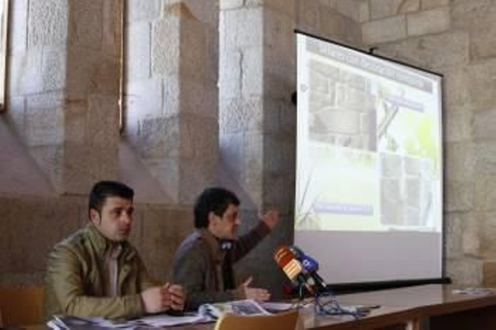 Feijóo y Rúa, durante la presentación de los vestigios arqueológicos. (Foto: XESÚS FARIÑAS)