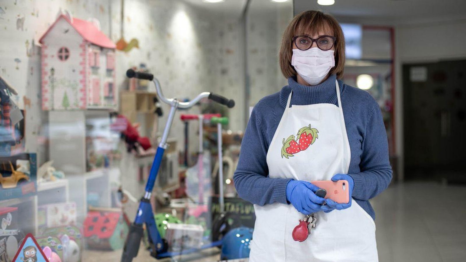 OURENSE (EL ESCONDITE INGLÉS). 04/05/2020. OURENSE. Arranca la fase cero con la apertura de varios negocios, entre los que se incluyen ferreterías, peluquerías, talleres de arreglos, librerías o clínicas. FOTO: ÓSCAR PINAL  Chus Bravo