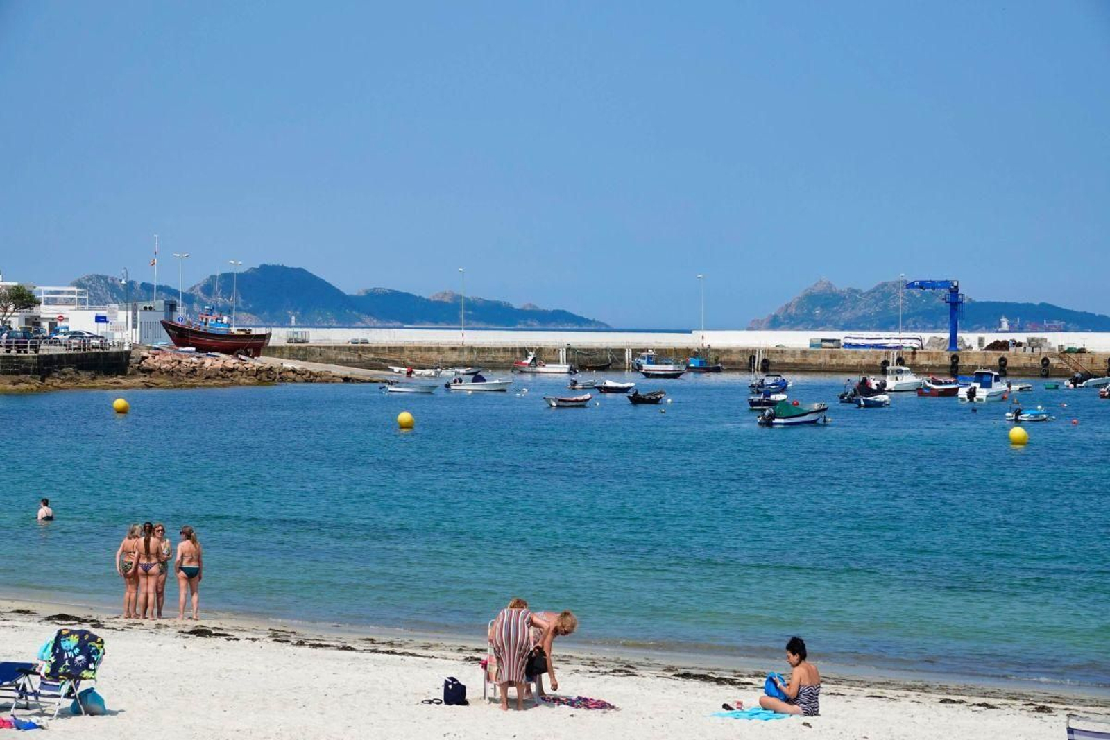 La playa, dársena y puerto de Canido, una zona de conflicto habitual.