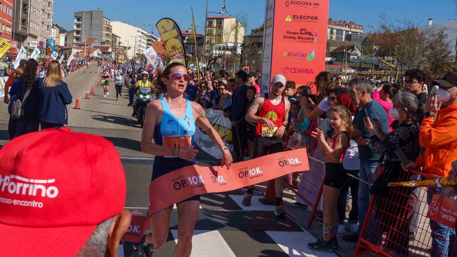 Alice Finot cruza la línea de llegada tras un notable esfuerzo.