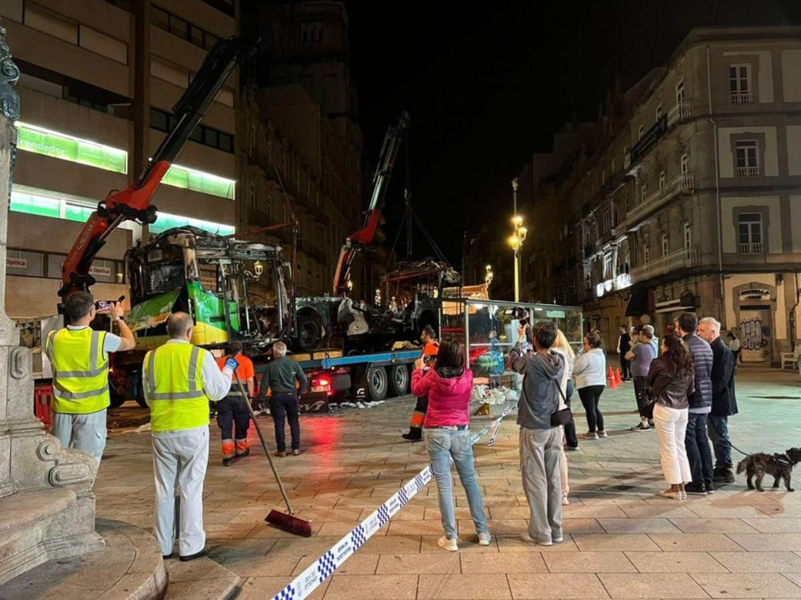 El autobús híbrido quedó arrasado en la noche del 30 de abril tras el incendio.