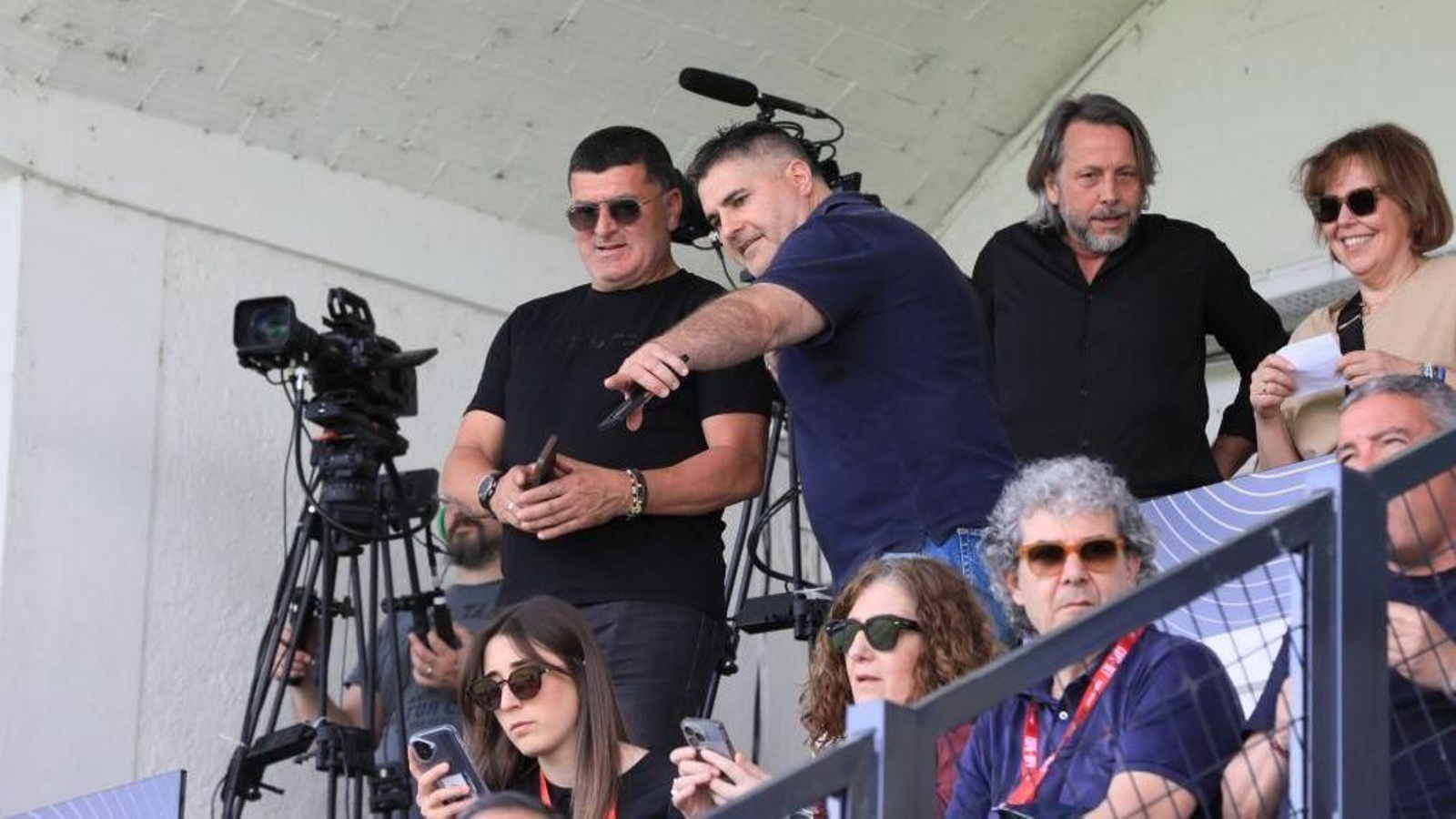 Camilo Díaz señala al césped durante un partido del Ourense CF en el estadio de   O Couto.