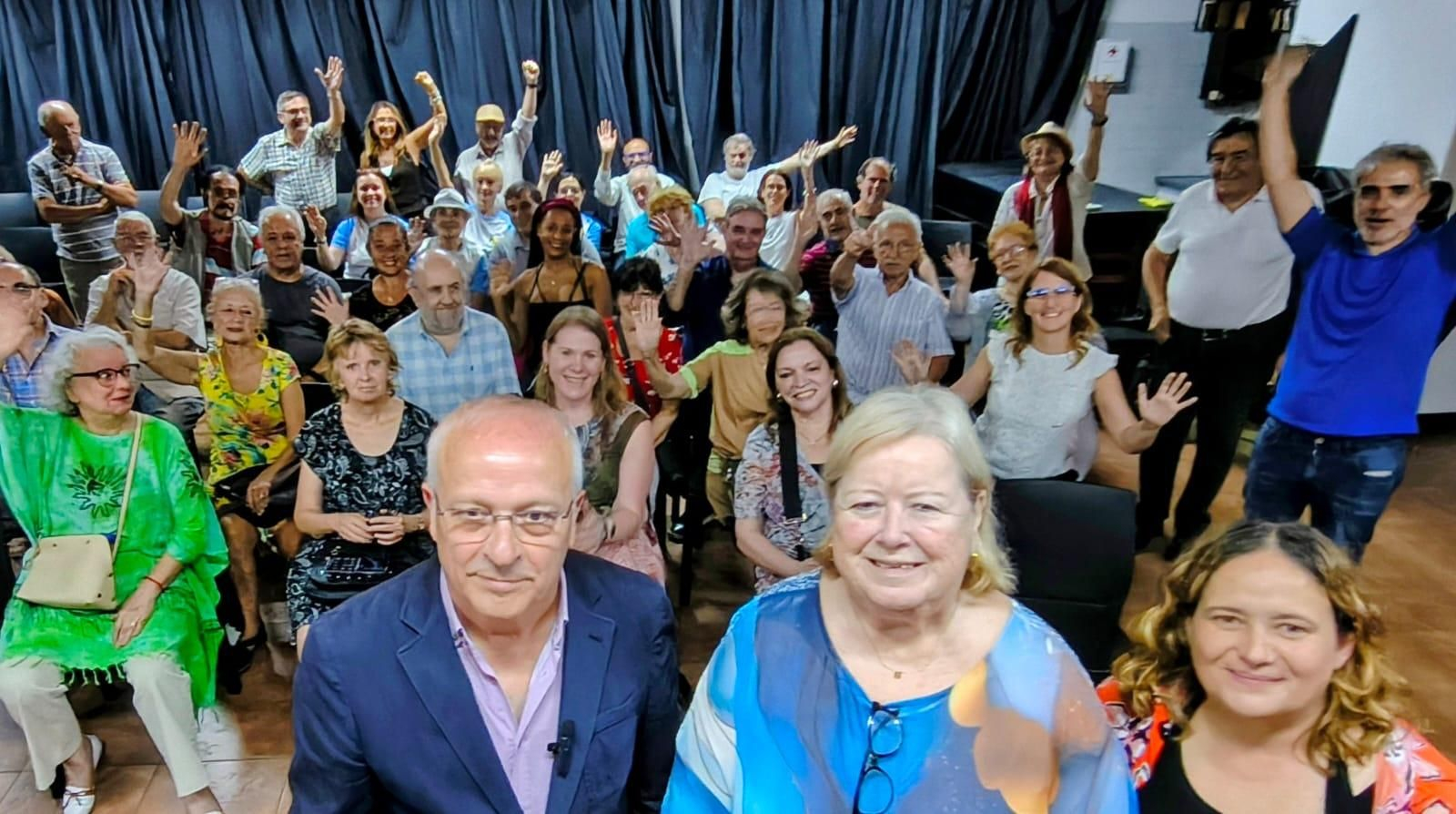 Manuel Mirás, Beatriz Lagoa Veiga, y Verónica Torres Bugallo con el público asistente al finalizar la ponencia. jpeg