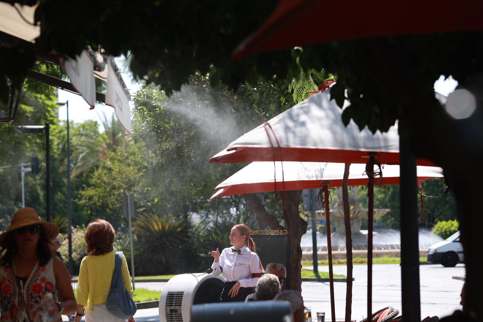 Veladores con pulerizador de agua durante la ola de calor en Sevilla.
