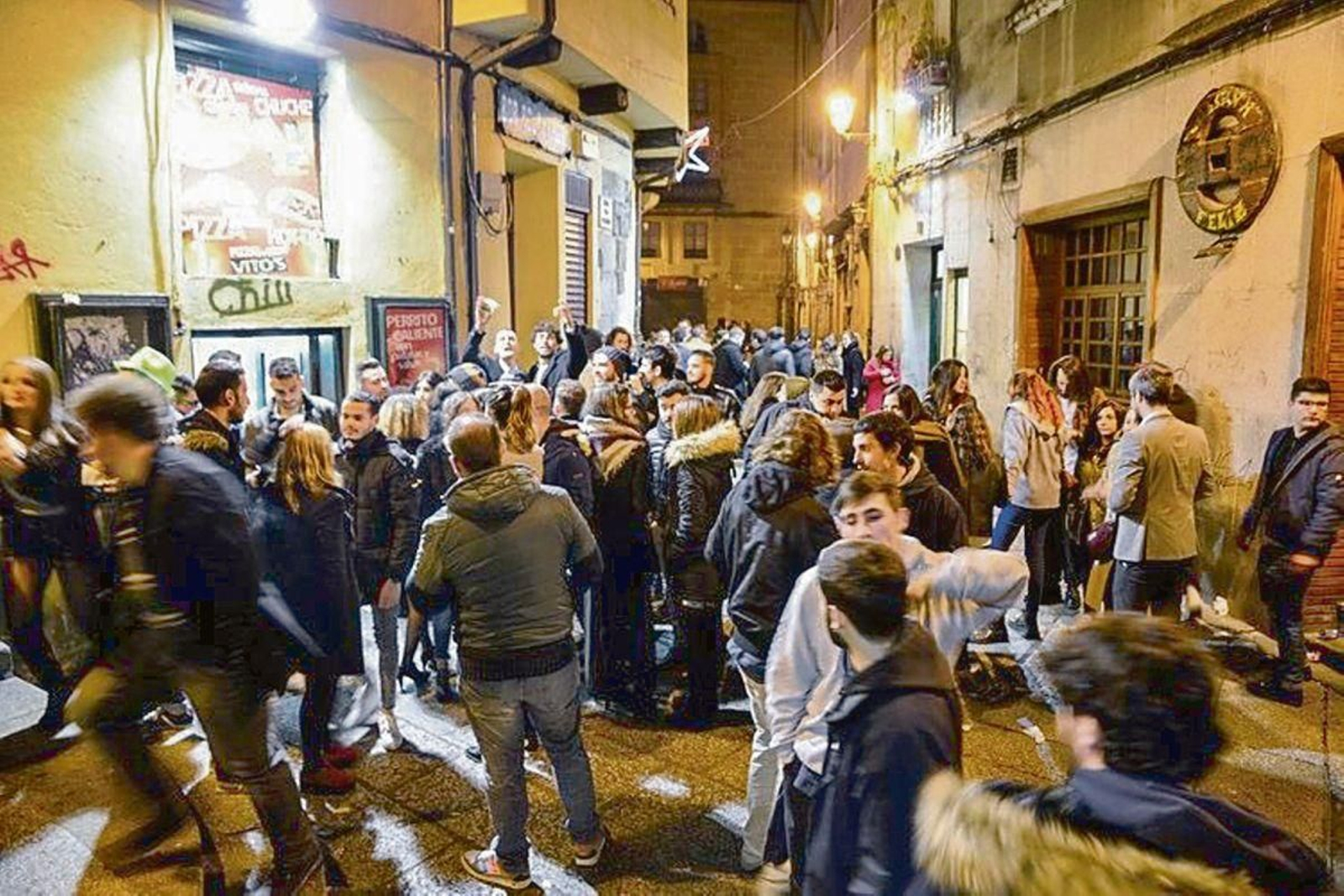 Grupos de jóvenes en los Vinos en Ourense en una noche de Reyes.