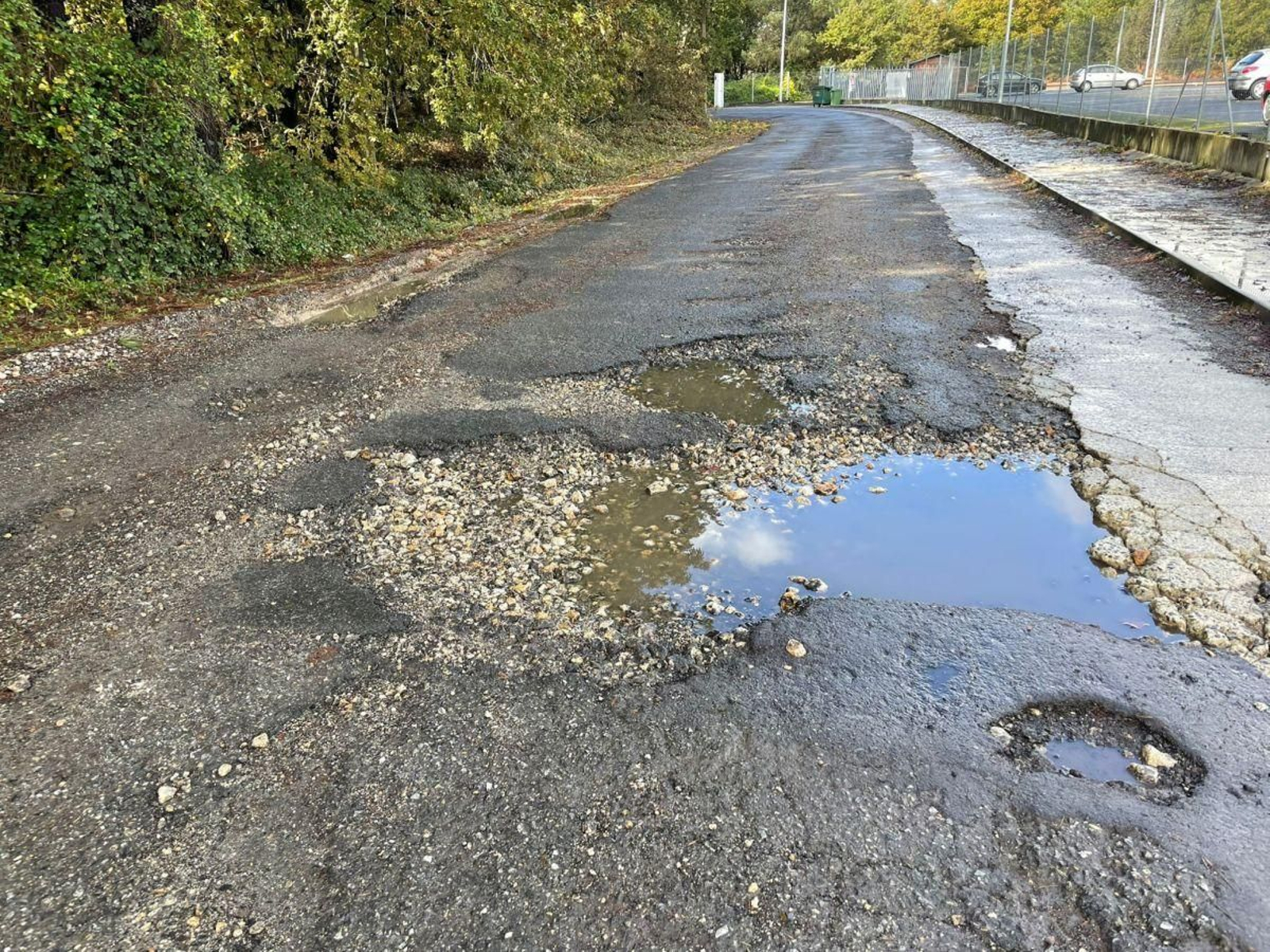 Uno de los accesos del área industrial muy deteriorado.
