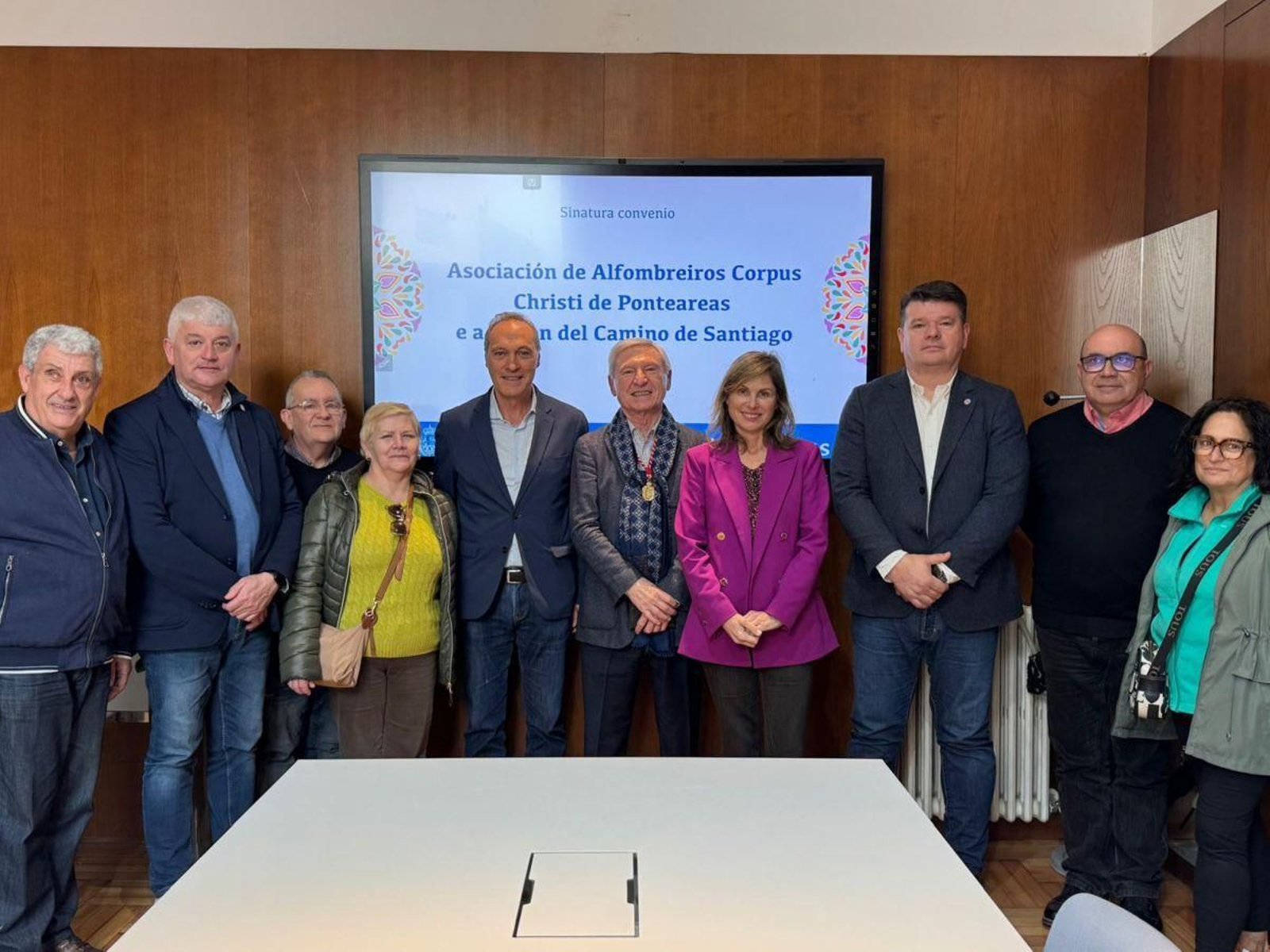 Foto de familia tras firmar el acuerdo para impulsar O Camiño y las afombras de flores, en el  Xacobeo 2027.