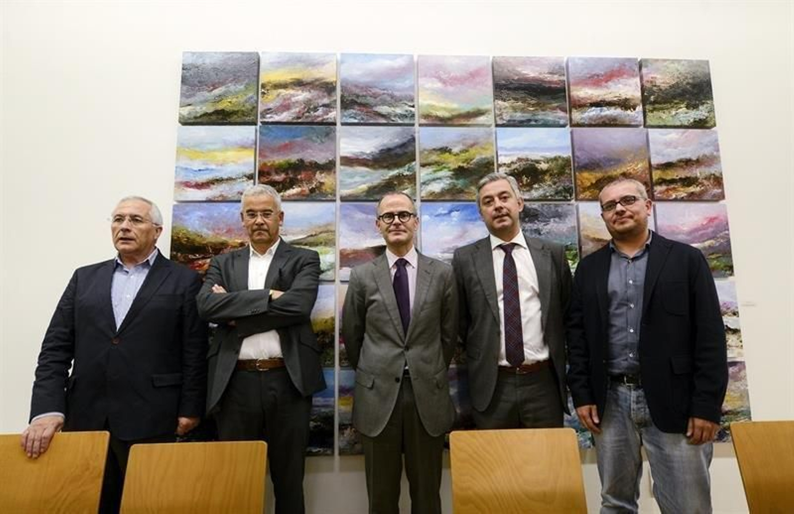 Imagen de la reunión, con el conselleiro de Cultura, Xesús Vázquez, en el centro. (EFE)