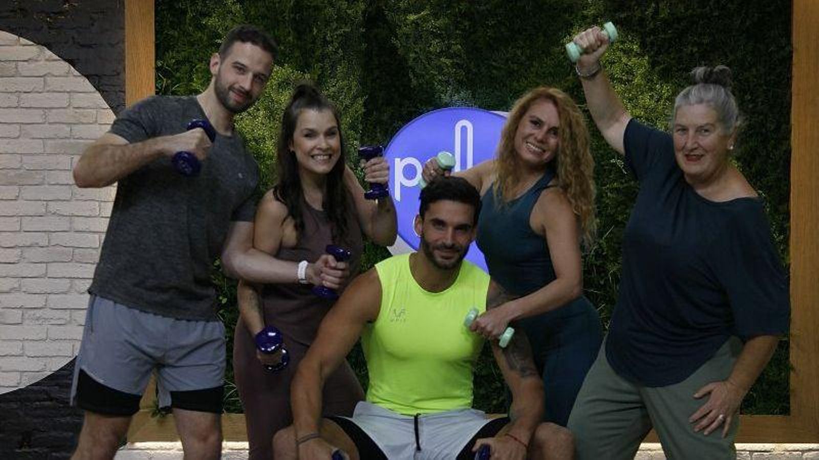 Eddy Insua en el set junto a un grupo de personas.