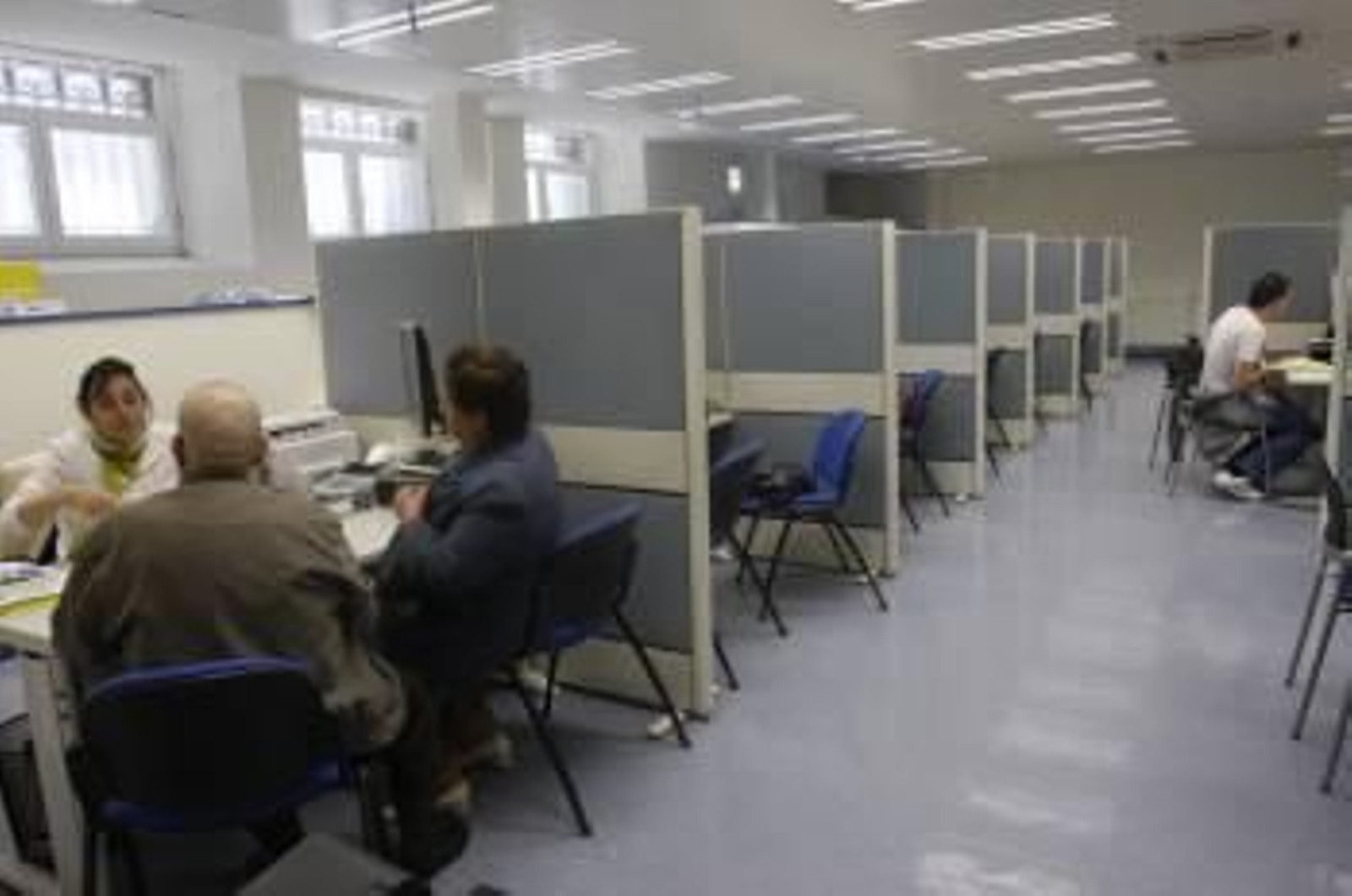 Contribuyentes en la oficina ubicada en el bajo del edificio de Hacienda, en Concordia. (Foto: MIGUEL ÁNGEL)