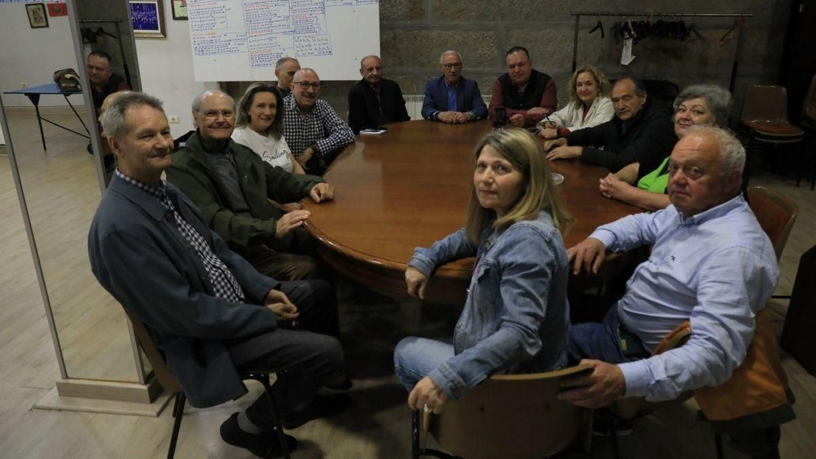 Los representantes vecinales, antes de iniciar la reunión.