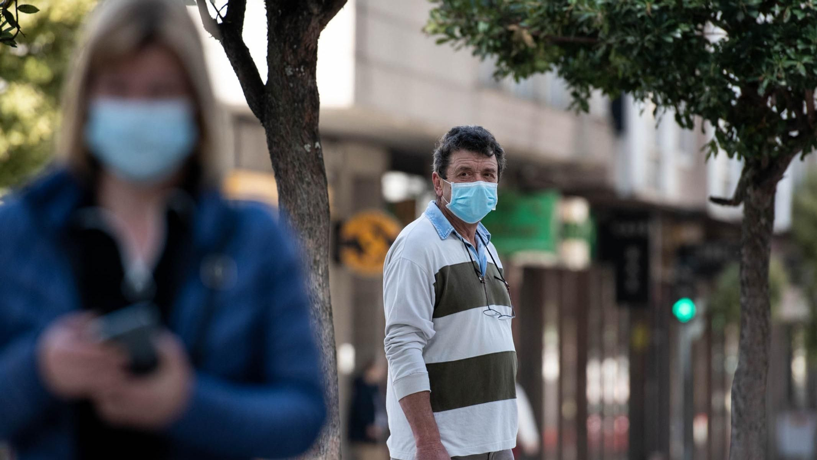 Dos ourensanos usando la mascarilla al salir a la calle (ÓSCAR PINAL).