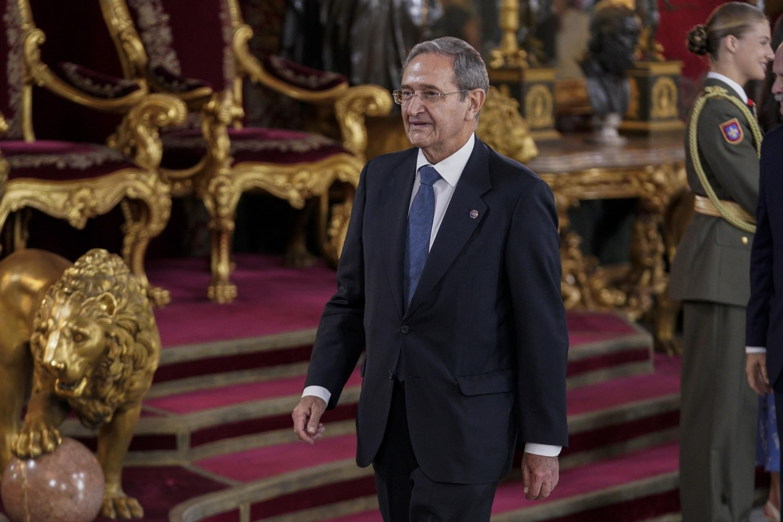 Uno de los asistentes a su llegada a una recepción con motivo del Día de la Fiesta Nacional de España.