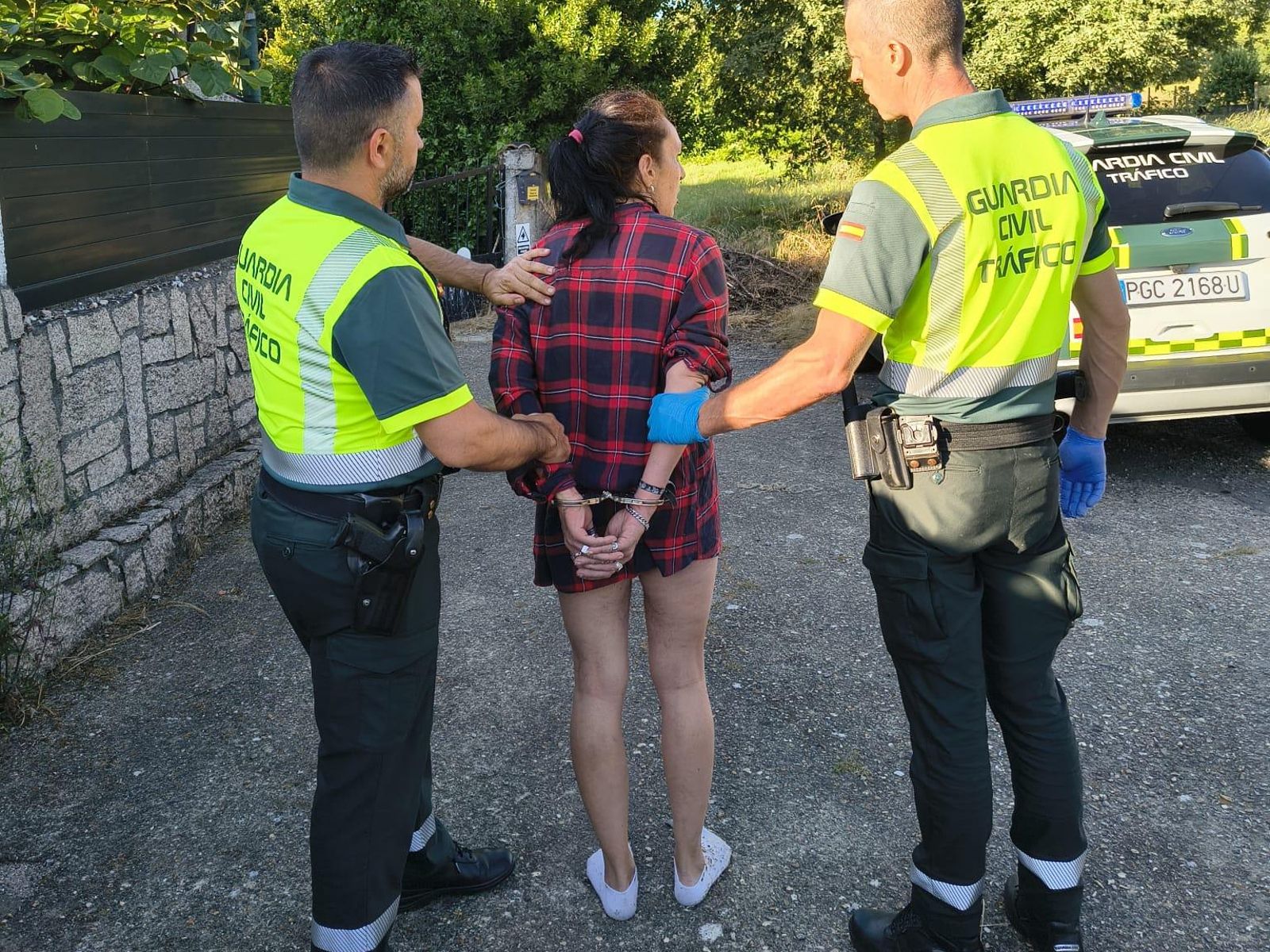 La conductora que se dio a la fuga en Verín tras arrastrar a un agente durante un control, en el momento de la detención en Vilela