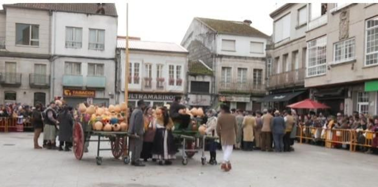Galería |  Xinzo celebra su Domingo de Oleiros con las olas volando en la Plaza Mayor