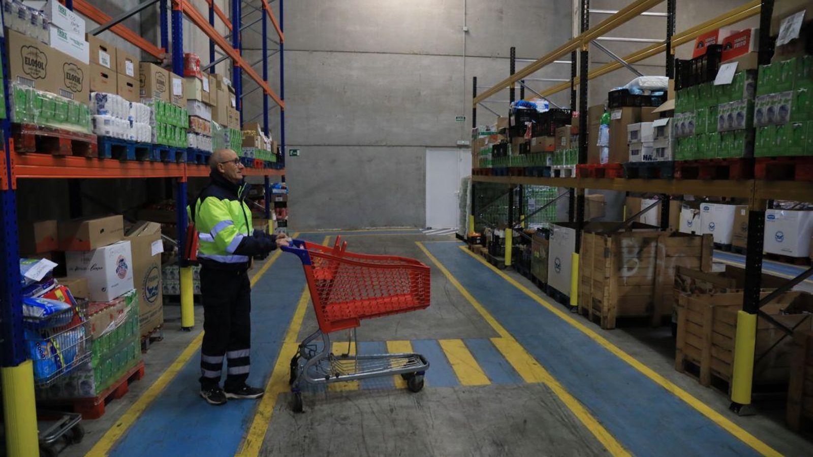 Estanterías del Banco de Alimentos de Ourense.