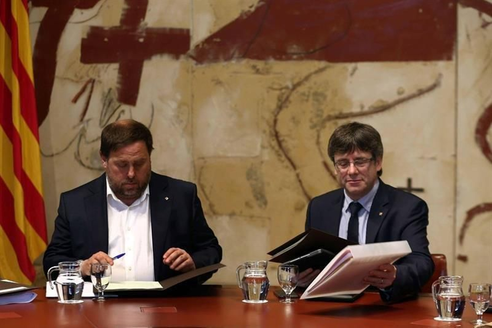 El presidente de la Generalitat, Carles Puigdemont (d), y el vicepresidente y conseller de Economía, Oriol Junqueras (i), durante la reunión semanal de ejecutivo catalán, que valora hoy la sentencia del Tribunal Superior de Justicia de Cataluña,