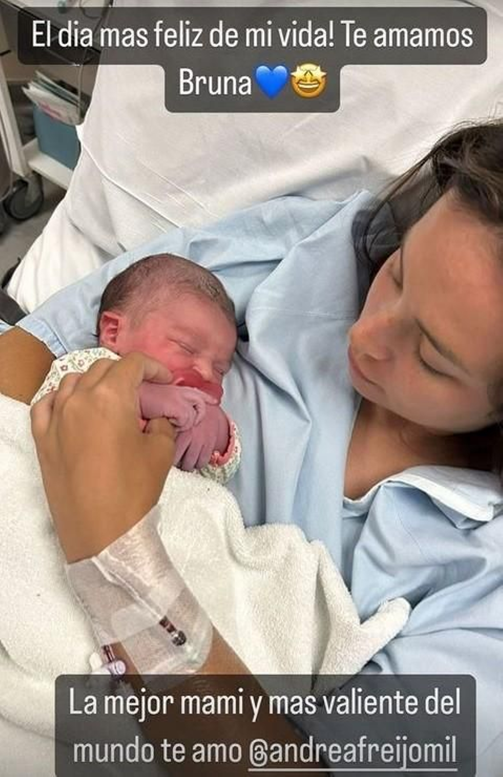 La tierna imagen de Andrea Freijomil con la pequeña Bruna en brazos que compartió Óscar Mingueza. // Instagram