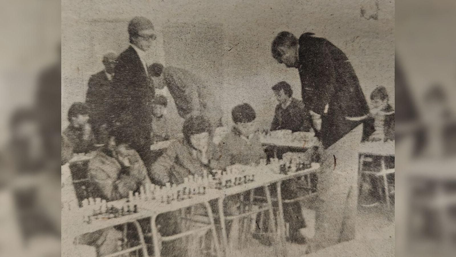 El señor Román Torán jugando las partidas.