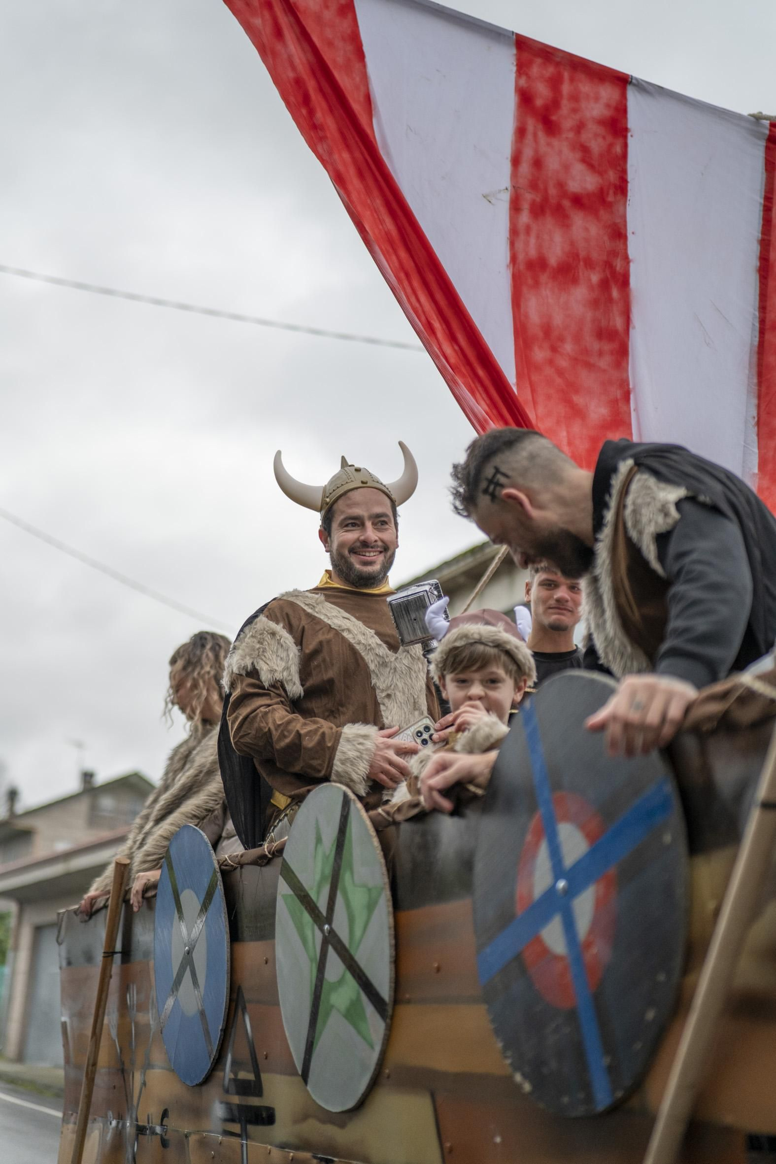 Galería | El Entroido itinerante de Parada de Amoeiro lleva la diversión por bandera