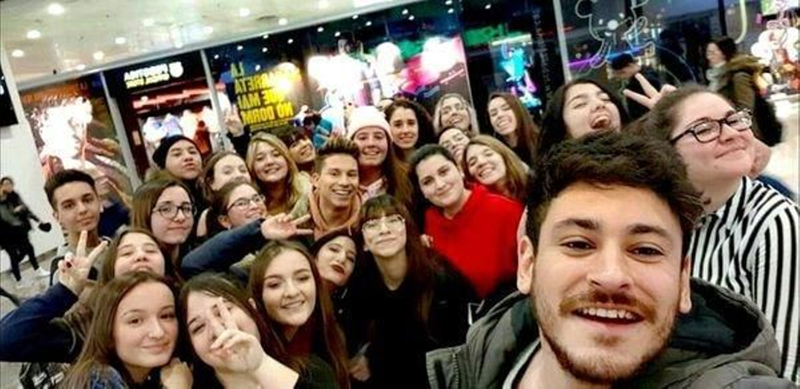 Cepeda con algunas de sus seguidoras más jóvenes.