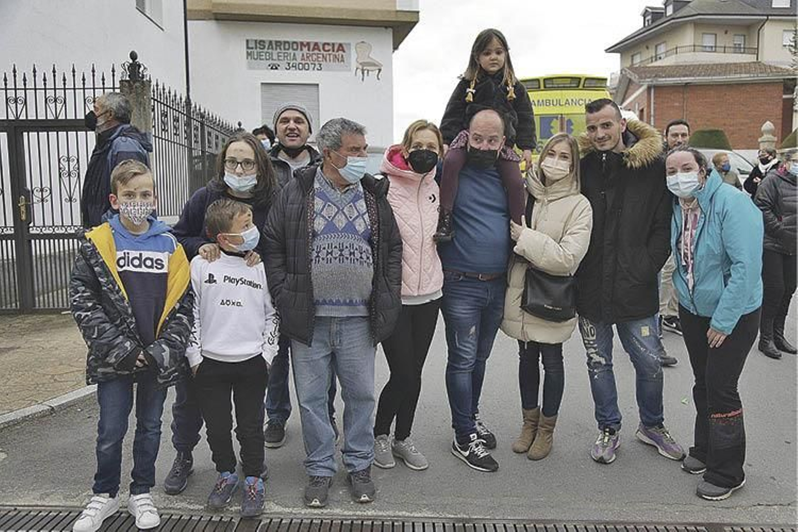 Un grupo de asistentes a la ViBoMask en Viana.
